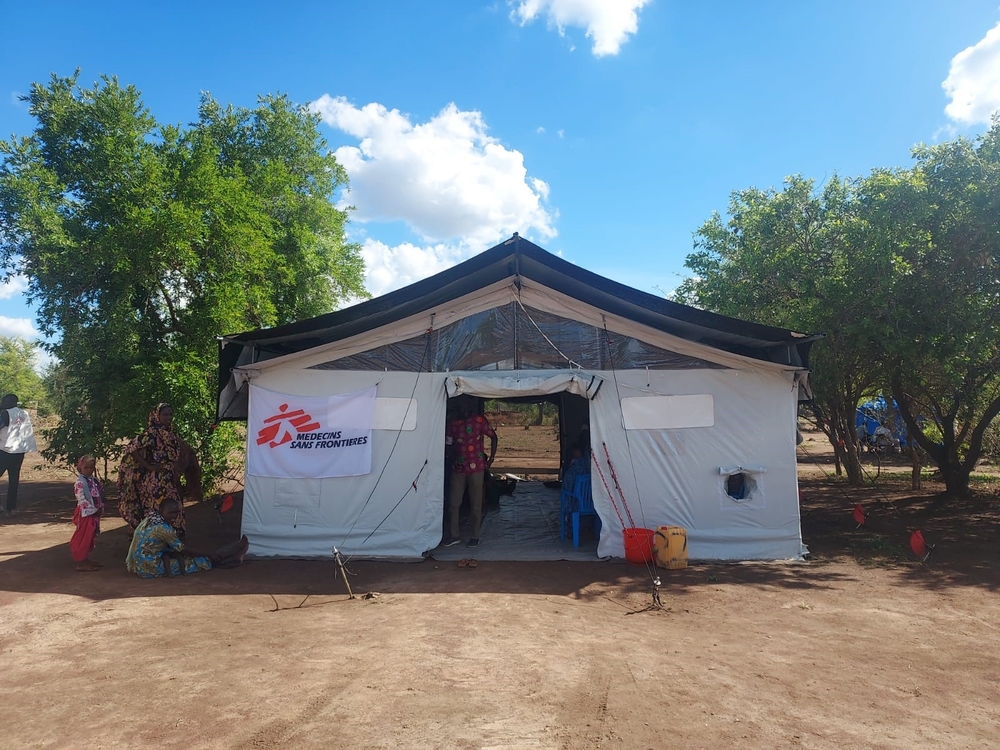 MSF Mobile clinic near Wedwill refugee camp in Northern Bahr El Ghazal state.