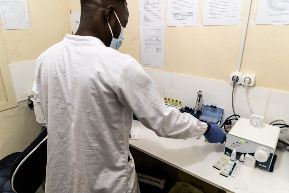 MSF laboratory technician running blood tests in Nametil blood bank in the Mogovolas district.