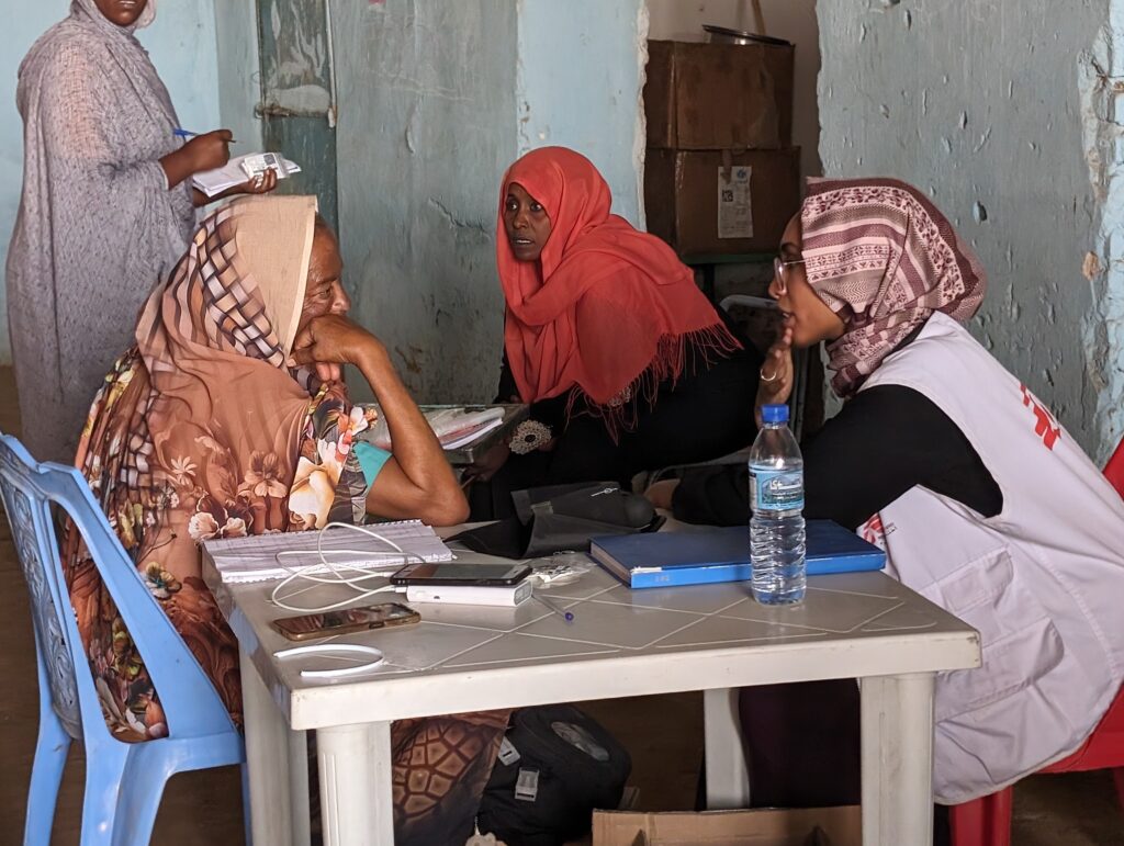 MSF staff talking to a client at one of the gathering sites in Kassala, Sudan.